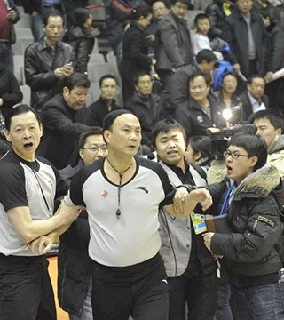 卡恩：阿森纳第一个进球是犯规；拜仁的经历于我已是过往（卡恩：阿森纳首球应判犯规，我与拜仁已成过往）