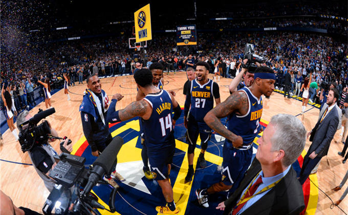 中超赛场争议判罚：VAR引发讨论,（中超判罚引热议：VAR成焦点）