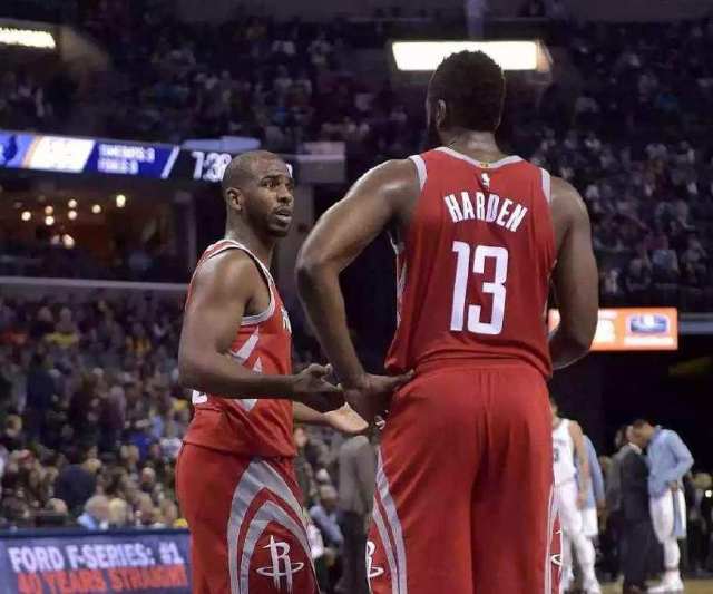 阿劳霍在巴萨已被罚下5次，本世纪仅次于皮克、莫塔和马克斯（阿劳霍在巴萨已5次染红，本世纪仅逊于皮克、莫塔与马克斯）