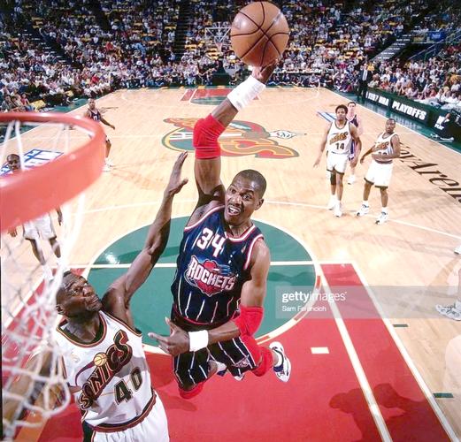 1次扛旗2次退赛！带伤出征的郑钦文，为何仍是湖北队的骄傲？（带伤仍前行：郑钦文一次扛旗两度退赛，何以依旧让湖北队自豪？）