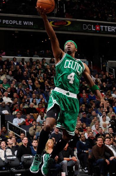 又是首开记录，麦卡在欧冠最近两球都是对皇马打进的（再度先拔头筹，麦卡近两粒欧冠进球均由对皇马打进）