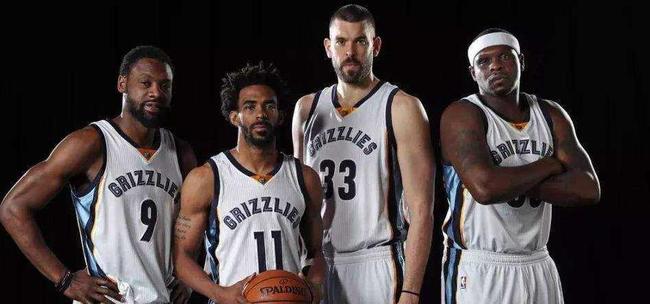 防线漏洞频出 对手屡屡冲击（防守屡现破绽 对手频频冲击）